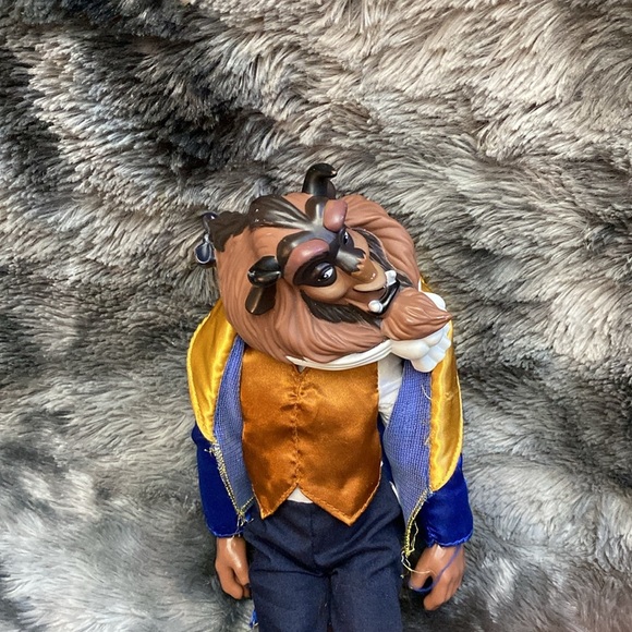 Disney Store Beast Classic Doll 12"
From Beauty And The Beast - Picture 7 of 16